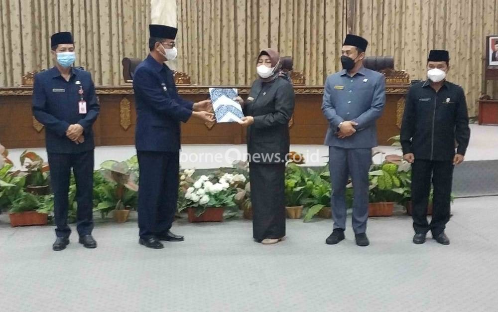 Wakil Bupati Serahkan Pidato Pengantar Bupati Barito Utara Mengenai Nota Keuangan Rancangan APBD 2022