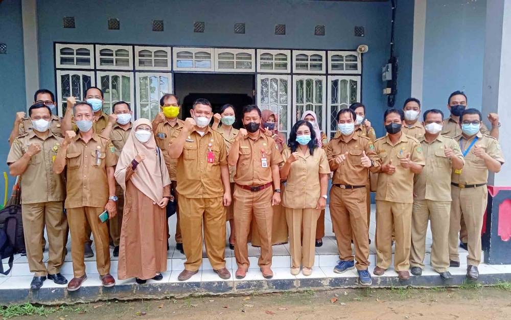 Rombongan dari Diskominfosantik Barito Selatan berfoto bersama di Kantor Diskominfosantik Barito Timur saat mengakhiri kunjungan kerja