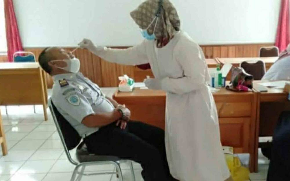 Pegawai Dishub Kabupaten Kapuas saat menjalani swab test