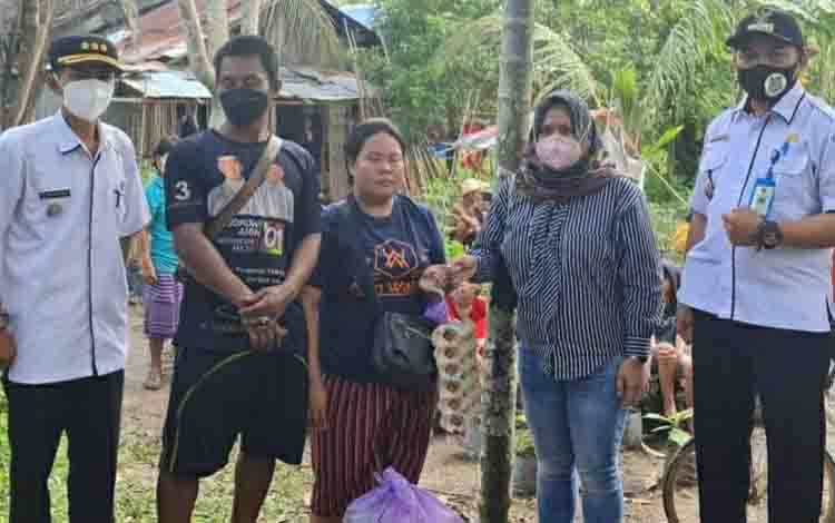 Legislator Kapuas Ini Beri Bantuan untuk Korban Kebakaran Rumah