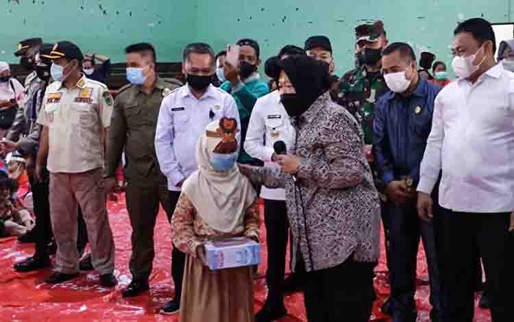 Sambangi Pengungsi Banjir Palangka Raya, Risma Ajak Anak-anak Bernyanyi dan Bermain
