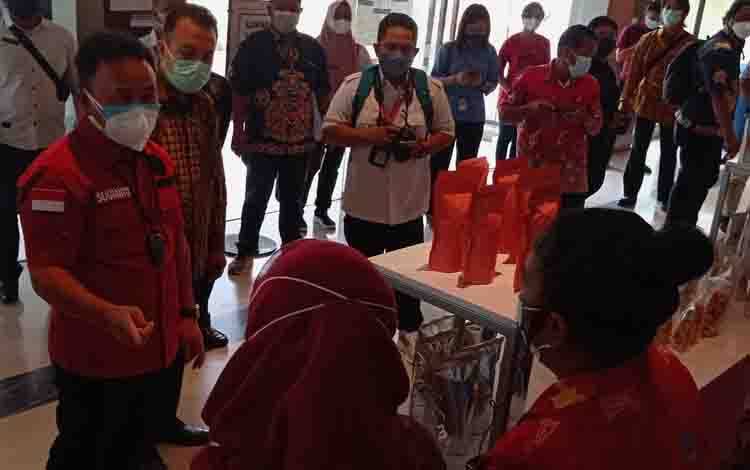 Gubernur Kalteng, Sugianto Sabran saat meninjau stand UMKM dalam pertemuan tahunan Bank Indonesia, Rabu 24 November 2021