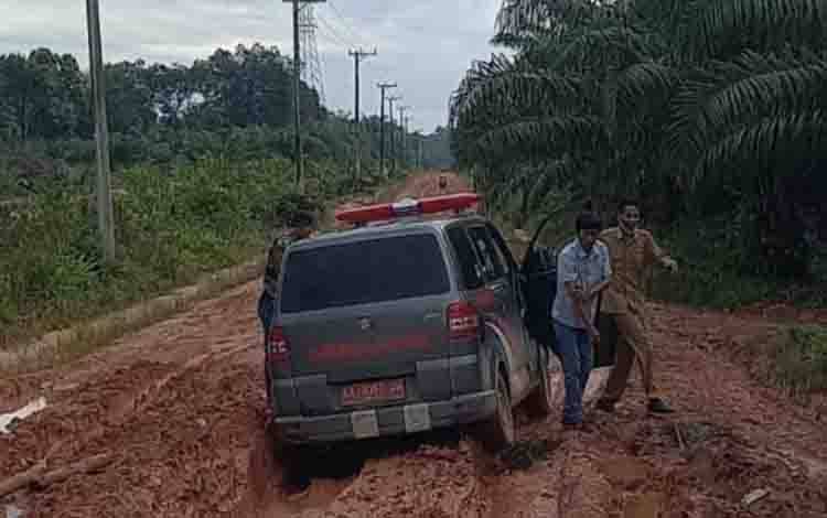 Dewan Harapkan Pemkab Kobar Segera Perbaiki Jalan Rusak Antardesa