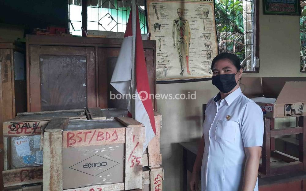 Kepala SD Negeri 1 Kuala Kurun, Desmilawati menunjukkan bantuan chromebook yang baru saja diterima.