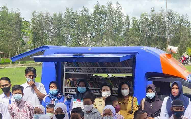 Mobil Perpustakaan Keliling Disambut Antusias Murid SDN 2 Teluk Palinget