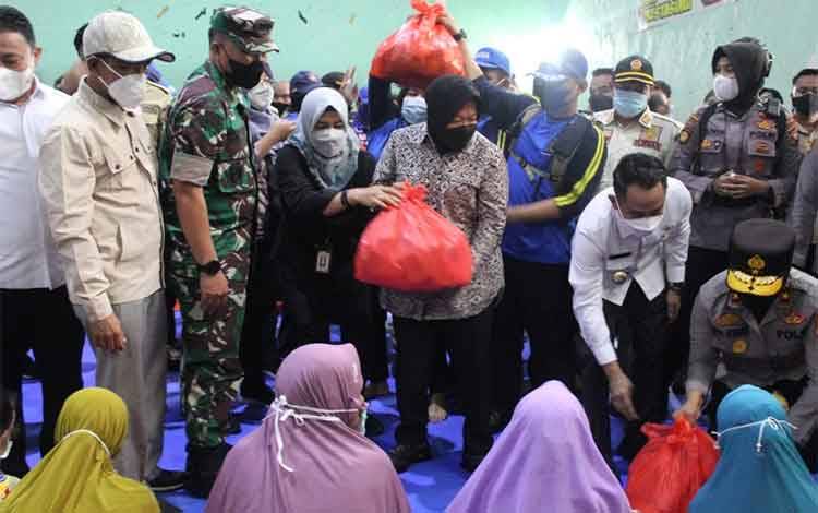 Dandim 1016 Palangka Raya, Kolonel Inf Rofiq Yusuf bersama unsur Forkopimda provinsi maupun Kota Palangka Raya saat mendampingi Mensos, Tri Rismaharini menyerahkan bantuan kepada warga terdampak banjir di pengungsian, Rabu, 24 November 2021.