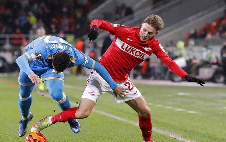 Gelandang serang Spartak Moskow Mikhail Ignatov (kanan) berebut bola dengan bek sayap Napoli Giovanni Di Lorenzo dalam pertandingan penyisihan Grup C Liga Europa di Stadion Otkritie Arena, Moskow, Rusia, Rabu (24/11/2021) waktu setempat