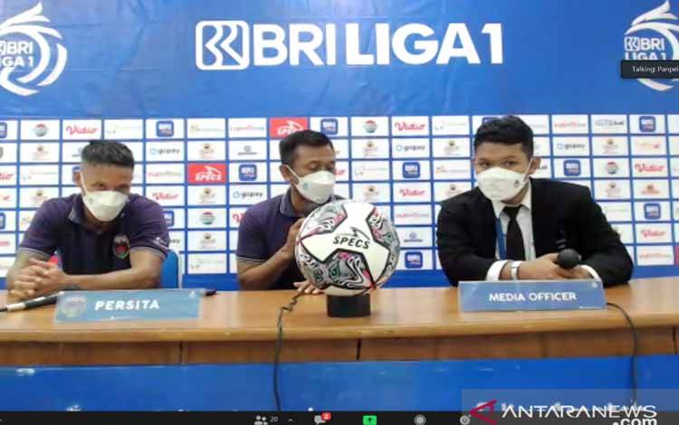 Pelatih Persita Tangerang Widodo C. Putro (tengah) dan penyerang Raphael Maitimo (kiri) menghadiri sesi konferensi pers virtual seusai laga melawan Persebaya Surabaya pada pekan ke-13 Liga 1 2021/2022 di Stadion Maguwoharjo, Sleman, Yogyakarta, Rabu (24/11/2021)
