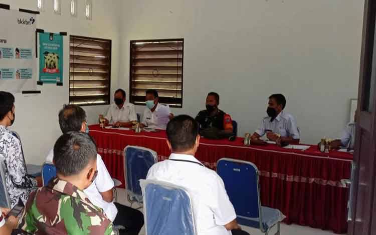 Suasana rapat koordinassi terkait percepatan vaksinasi di Kecamatan Sepang.
