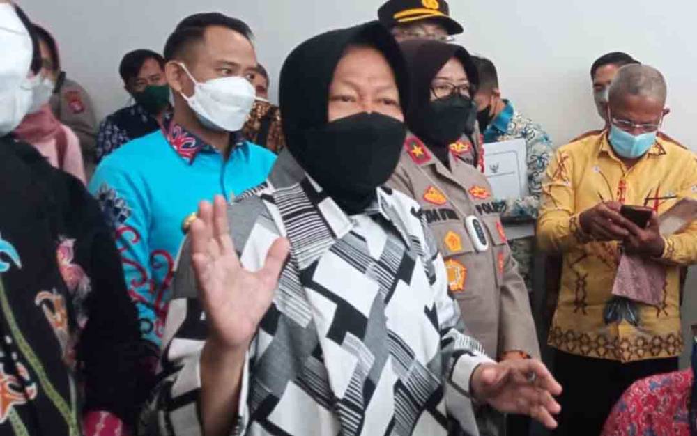 Menteri Sosial, Tri Rismaharini usai rapat bersama Pemprov Kalteng dan kabupaten kota di Bahalap Hotel, Kamis 25 November 2021