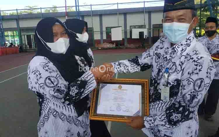 PGRI Seruyan Beri Cindramata untuk Purna Tugas hingga Penghargaan kepada Guru Berprestasi