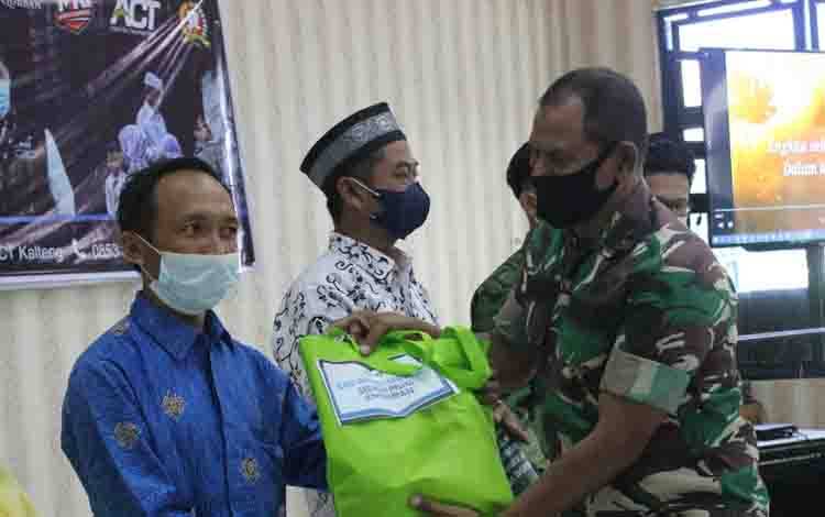 Puluhan Guru Honorer di Palangka Raya Dapat Bantuan Sembako