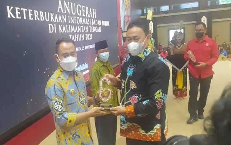 Wakil Gubernur Kalteng, Edy Pratowo menyerahkan plakat kepada Wali Kota, Fairid Naparin