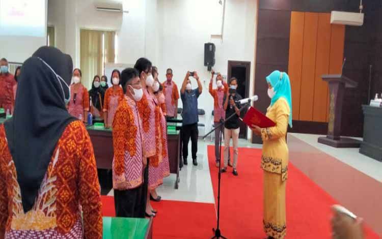 Lili Handayani mewakili Ketua Puspa Kalteng mengukuhkan pengurus Puspa Katingan