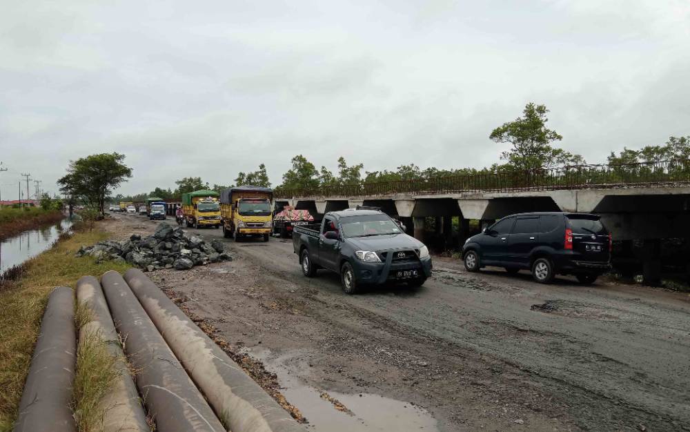 Banjir Surut, Jalan Banyak Berlubang di Jalan Trans Kalimantan Desa Penda Barania