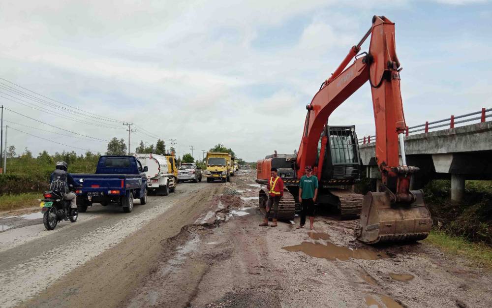 Jalan Trans Kalimantan Rusak Akibat Banjir Mulai Diperbaiki