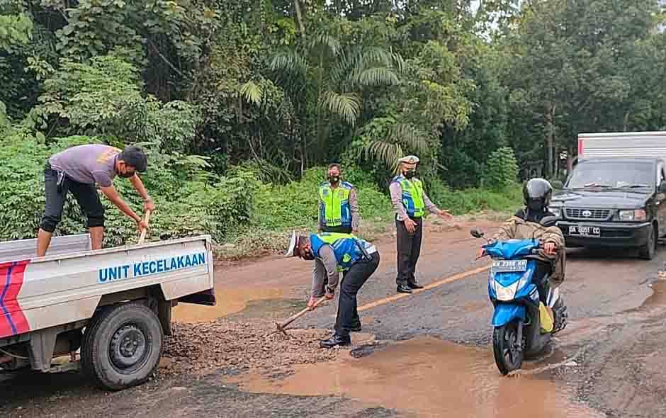Cegah Kecelakaan, Satlantas Polres Barito Timur Timbun Jalan Berlubang