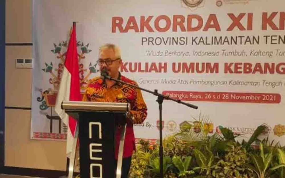 Staf Ahli KSDM Provinsi Kalteng, Herson B. Aden saat membuka secara resmi Rapat Koordinasi Daerah XI Kesatuan Mahasiswa Hindu Dharma Indonesia.