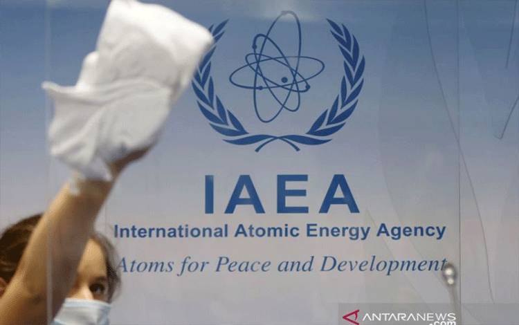 Arsip - Seorang petugas kebersihan bekerja sebelum konferensi pers oleh Direktur Jenderal IAEA Rafael Grossi dalam pertemuan Dewan Gubernur IAEA di Wina, Austria, September 2021. (ANTARA/Reuters/as)