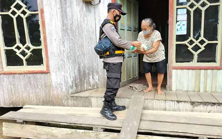 Polsek Gunung Timang Salurkan Bantuan untuk Warga