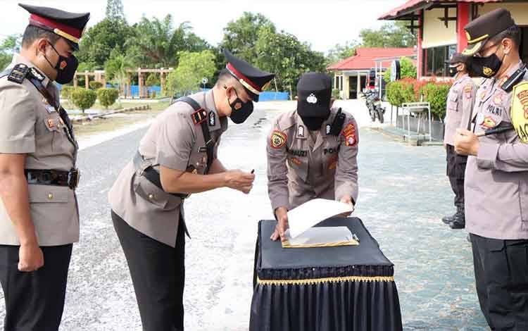 Kapolres Katingan AKBP Paulus Sonny Bhakti Wibowo memimpin serah terima jabatan Kapoksek Marikit