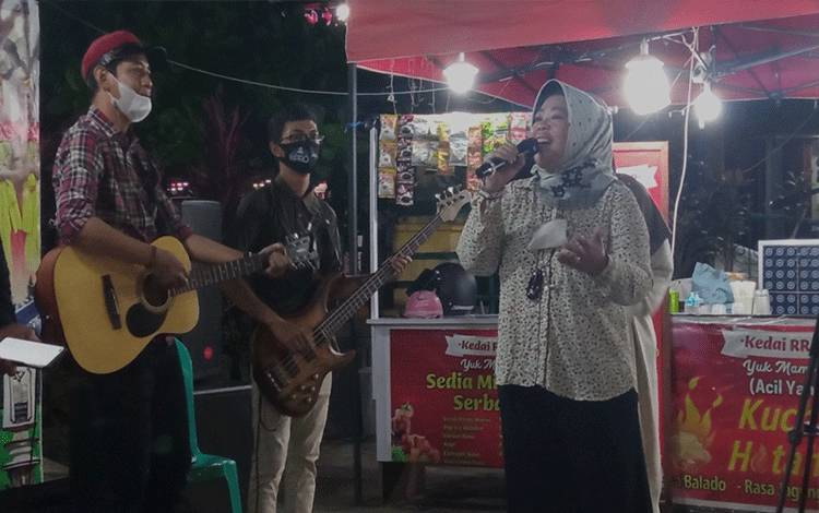 Dukung Pemulihan Ekonomi Pelaku UMKM, Bupati Kobar Kunjungi Lokasi Kuliner di Lapangan Tugu