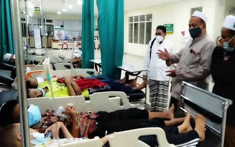 Pengasuh Pondok Pesantren Darul Amin Sampit mendampingi santri yang dilarikan ke RSUD dr Murjani karena diduga keracunan makanan, Jumat (26/11/2021) malam