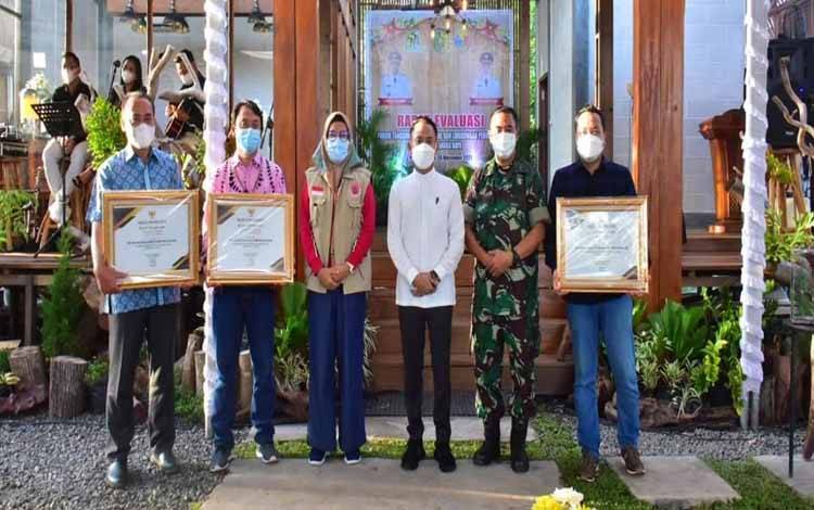 Wali Kota Palangka Raya Beri Penghargaan Perusahaan Dukung Pembangunan Berkelanjutan