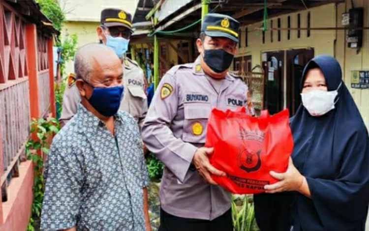Program Seribu Sehari Polres Kapuas kembali Salurkan Bantuan Sembako ke Warga