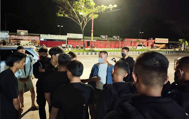 Tim Raimas Ditsamapta Polda Kalteng saat di lokasi terjadi perkelahian.