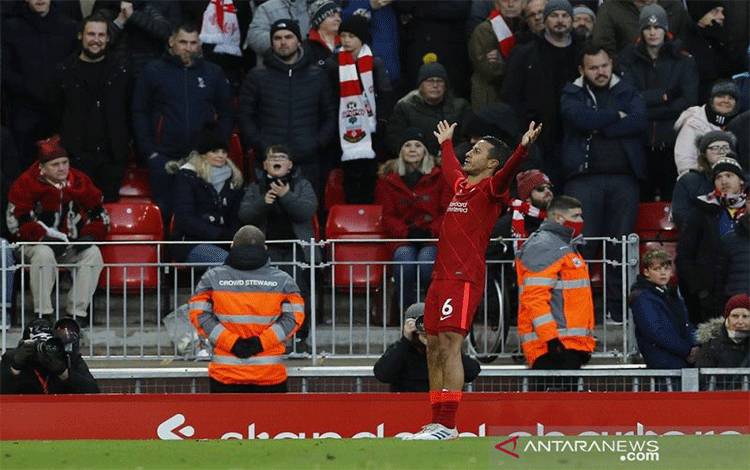 Gelandang Liverpool Thiago Alcantara melakukan selebrasi seusai mencetak gol ke gawang Southampton dalam laga lanjutan Liga Inggris di Stadion Anfield, Liverpool, Inggris, Sabtu (27/11/2021). (ANTARA/REUTERS/Phil Noble)