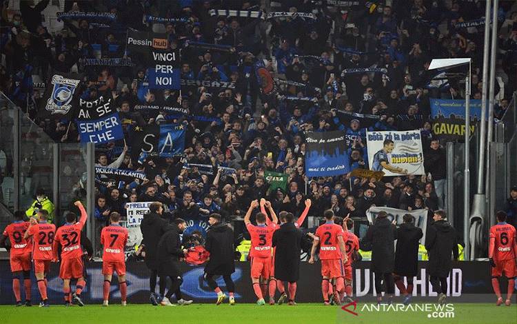 Para pemain Atalanta melakukan selebrasi bersama para suporter seusai mengalahkan Juventus dalam laga lanjutan Liga Italia di Stadion Allianz, Turin, Italia, Sabtu (27/11/2021) waktu setempat. (ANTARA/REUTERS/Massimo Pinca)