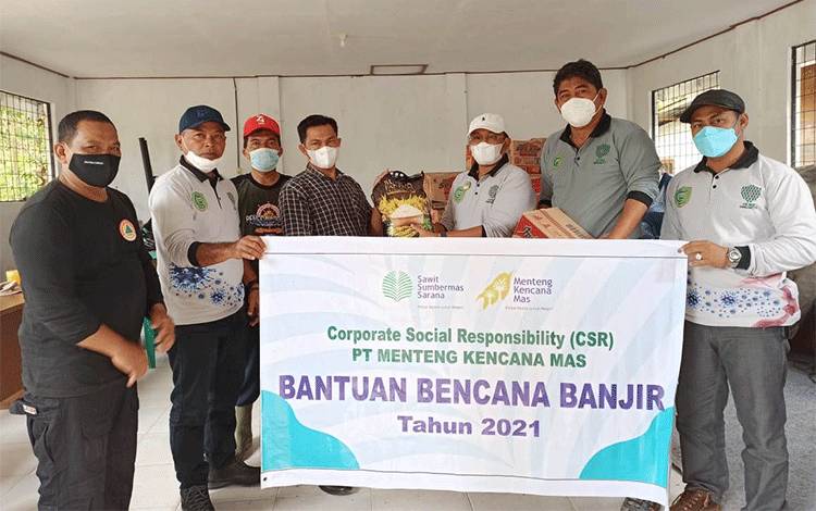 PT. Sawit Sumbermas Sarana Salurkan Bantuan Banjir di Desa Pilang Pulang Pisau