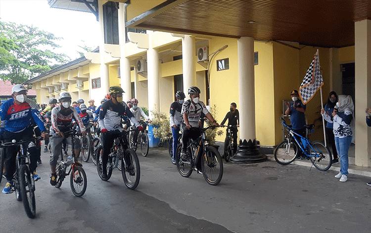 Bupati Kobar Lepas Rombongan Gowes Dalam Rangka HUT ke-50 Korpri