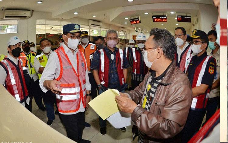 Menteri Perhubungan Budi Karya Sumadi (topi biru) didamping Dirjen Bea dan Cukai Kemenkeu Askolani (kanan Menhub) saat meninjau proses pelayanan dokumen Surat Penyerahan Petikemas (SP2) Bea Cukai di Pelabuhan Tanjung Priok, Jakarta, Sabtu (27/11/2021). ANTARA/HO-BKIP Kemenhub