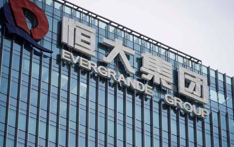 Logo perusahaan tampak di kantor pusat Evergrande Group di Shenzhen, Guangdong, China, 26 September 2021