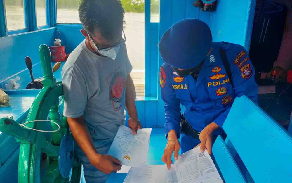 Baru Sandar di Dermaga Kuala Pembuang, Kapal ini Diperiksa Dokumennya