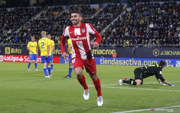 Selebrasi Angel Correa setelah mencetak gol ketiga Atletico Madrid dalam pertandingan pekan ke-15 Liga Spanyol lawan Cadiz pada 29 November 2021. ANTARA/REUTERS/JON NAZCA