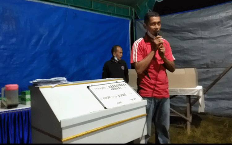 Primadoni memberikan sambutan setelah terpilih menjadi Ketua RT 09, Petuk Katimpun.