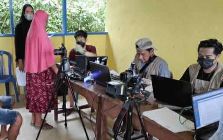 Petugas Dinas Dukcapil Kapuas melakukan jemput bola perekaman KTP-El di wilayah Kecamatan Mantangai.