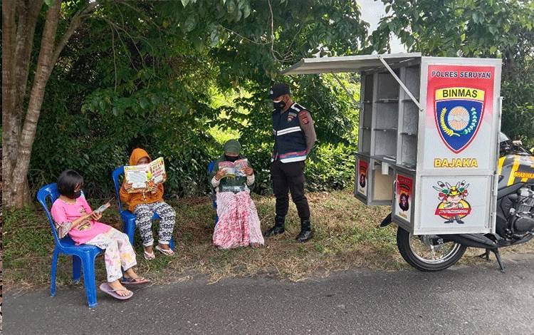 Cara Unik Sat Binmas Polres Seruyan??Tingkatkan Minat Baca Masyarakat