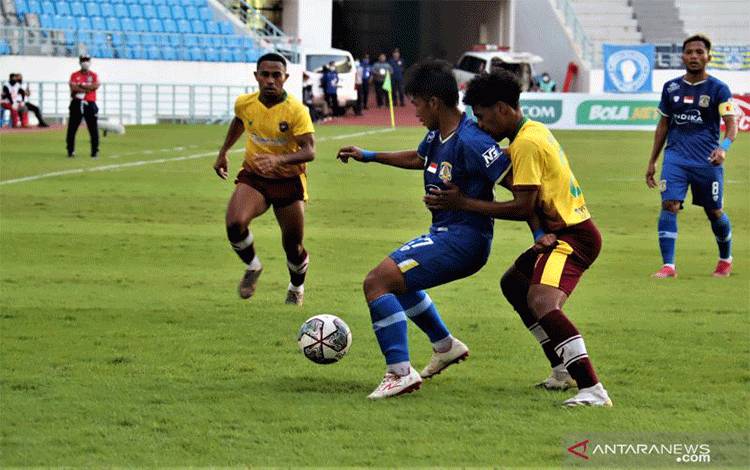 Striker Persiba Indra Setiawan dijaga ketat oleh bek Persewar Alex Dusay dalam laga Liga 2 di Stadion Batakan, Balikpapan, Rabu 24/11/2021. Persewar menang 0-1 dalam laga ke-9 Grup D ini. (ANTARA/novi abdi)