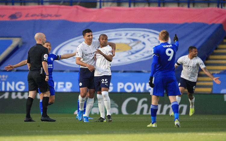 Pemain Manchester City Fernandinho merayakan gol yang kemudian dianulir wasit karena offside dalam pertandingan Liga Inggris antara Manchester City dan Leicester di King Power Stadium di Leicester, Inggris, 4 Maret 2021. (REUTERS/Mark Cosgrove/News Images/Sipa U/News Images)