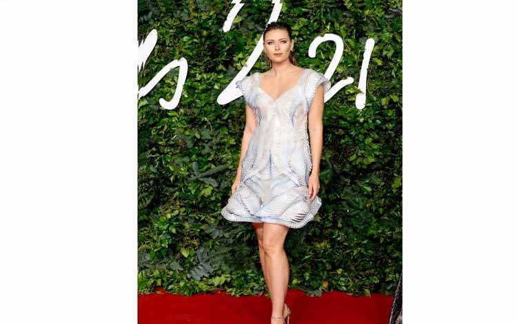 Petenis Maria Sharapova mengenakan gaun dari botol bekas air mineral rancangan Iris van Herpen