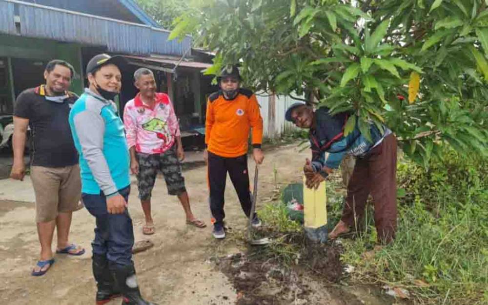 Lurah Kuala Pembuang II Janius Gafur bersama ketua RT dan RW di wilayahnya saat melaksanakan pemasangan patok di salah satu RT