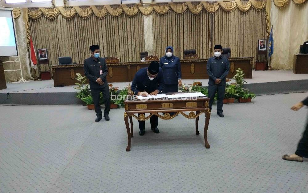 Pimpinan DPRD dan Pemkab Barito Utara Tandatangani BAP Raperda APBD 2022