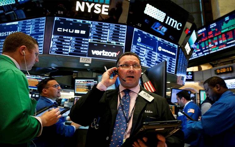 Wall Street Anjlok Dipicu Kekhawatiran Akselerasi Tapering dan Omicron