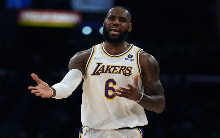 LeBron James Mesti Karantina COVID-19, Absen Lawan King