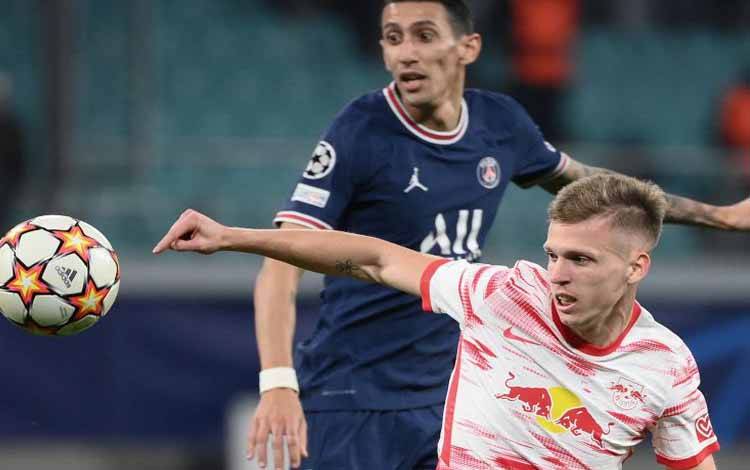 Gelandang Leipzig Dani Olmo (kanan) berduel dengan gelandang Paris Saint-Germain Angel Di Maria dalam pertandingan Grup A Liga Champions di Leipzig, Jerman, 3 November 2021