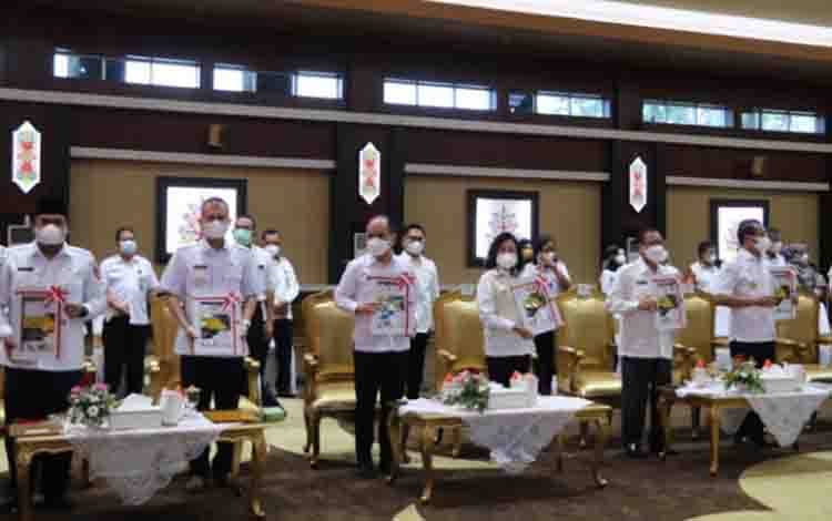 Bupati Pulang Pisau Menerima Penghargaan Diacara Penyerahan DIPA 2022